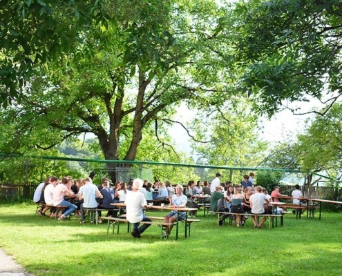 Berghof - Mittagessen unterm Walnussbaum